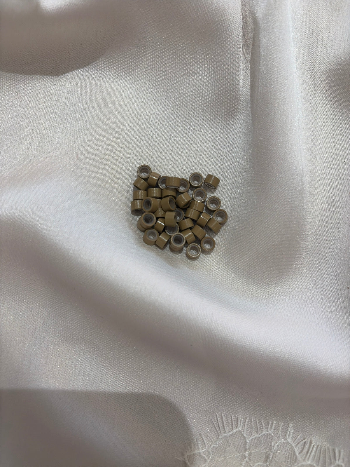 100 8# Dark Blonde 5mm Silicone-Lined Aluminium Micro Beads